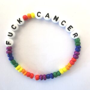 Fuck Cancer-armbånd i Pridefarger