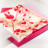 Rosa sløyfe silkesjal pakket inn i fin eske