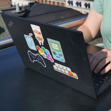 Bilde av laptop med klistremerker