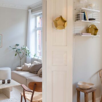 Kreftforeningens stjerne 22cm henger på en dør.