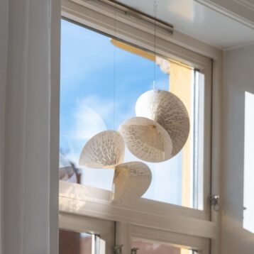 Tre av Kreftforeningens julestjerne i hvit