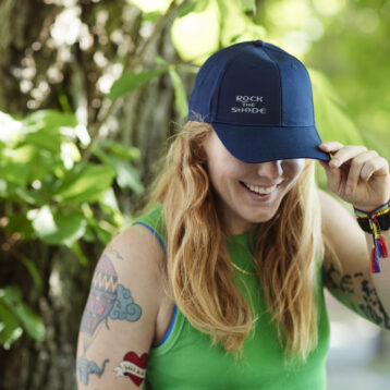 Bilde av smilende kvinne med marineblå caps.