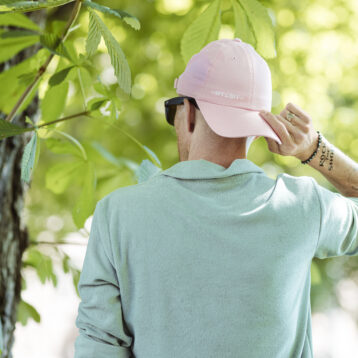 Bilde av mann med rosa caps. Ryggen er vendt mot kamera.